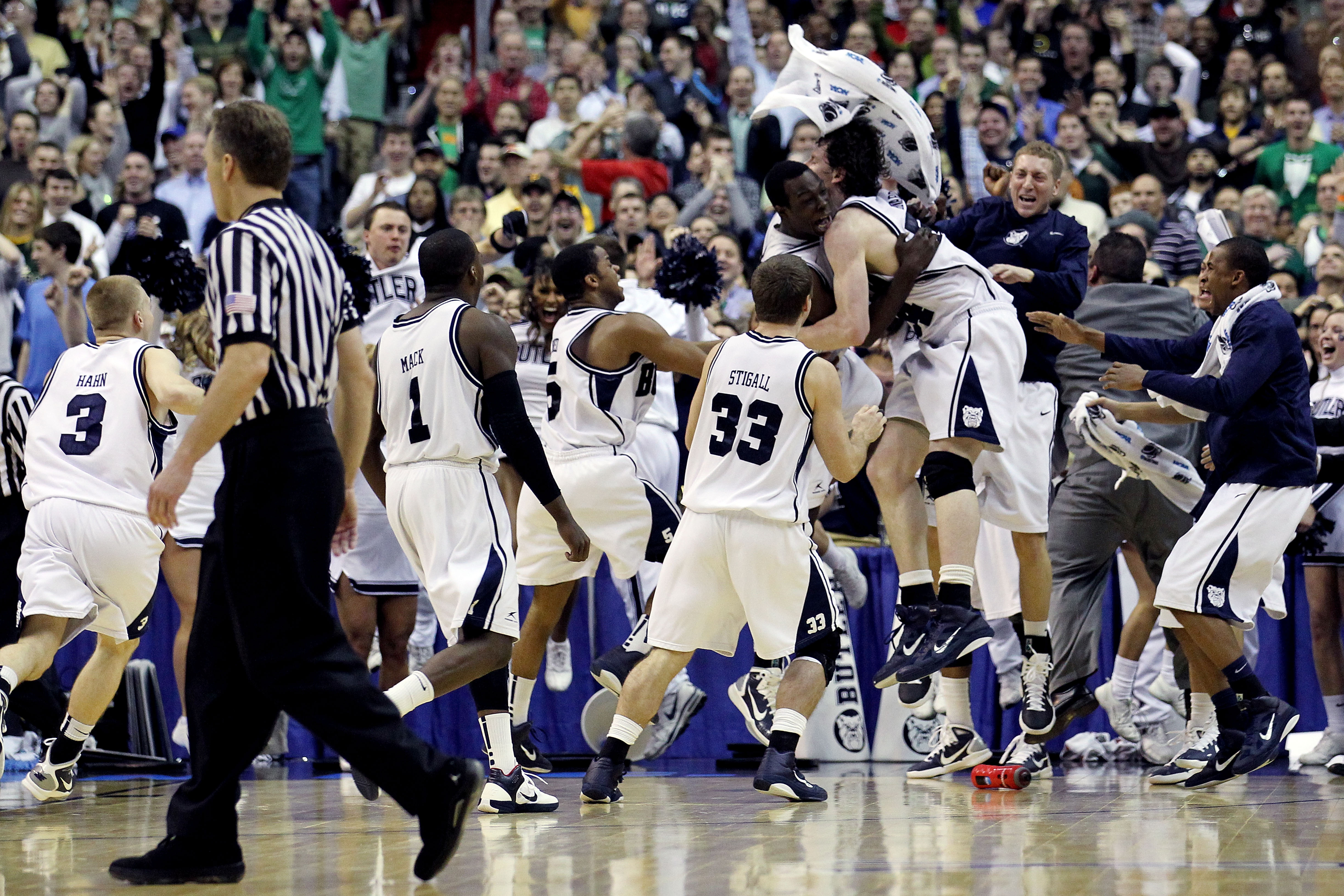 Butler's Howard Hits Tournaments 1st Buzzer-Beater – CBS Los Angeles