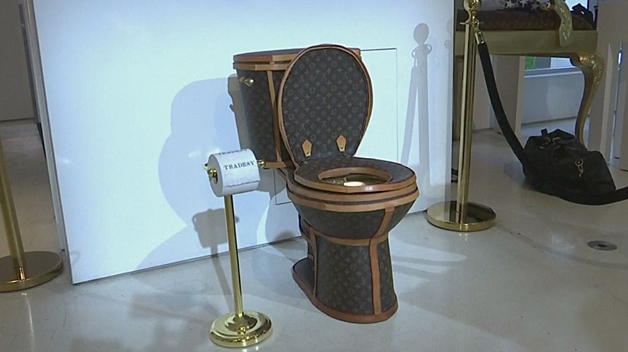 $100K Louis Vuitton Golden Toilet Goes On Display In Santa Monica – CBS Los Angeles
