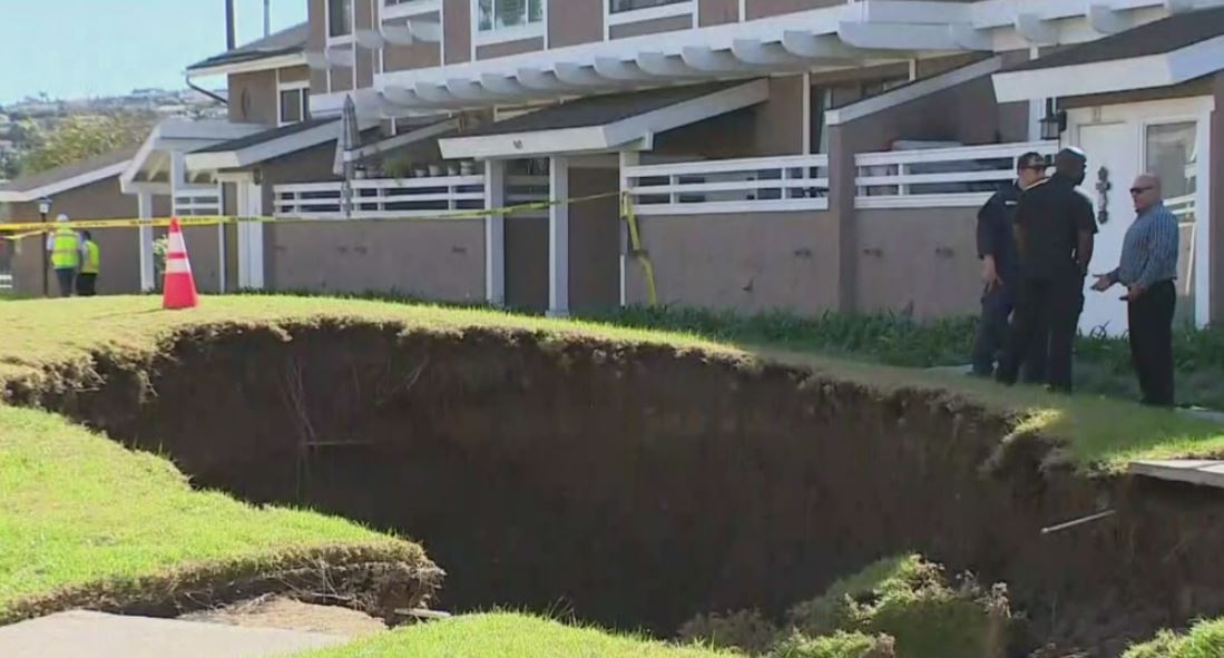 Giant Sinkhole Opens Up In Middle Of La Habra Condo Complex Cbs Los Angeles