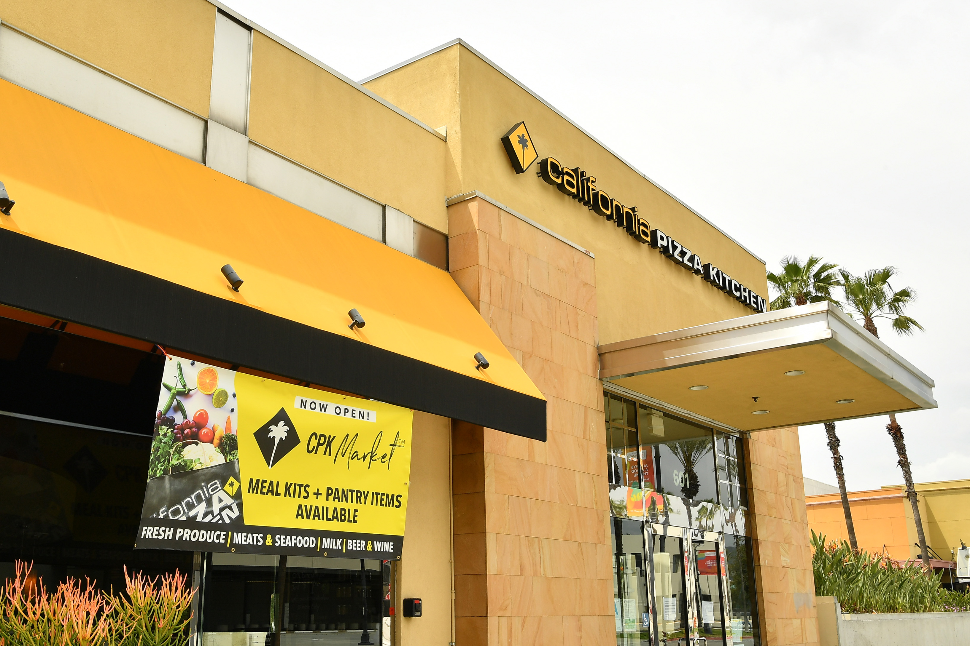 California Pizza Kitchen Files Chapter 11 Will Close Some Restaurants Cbs Los Angeles