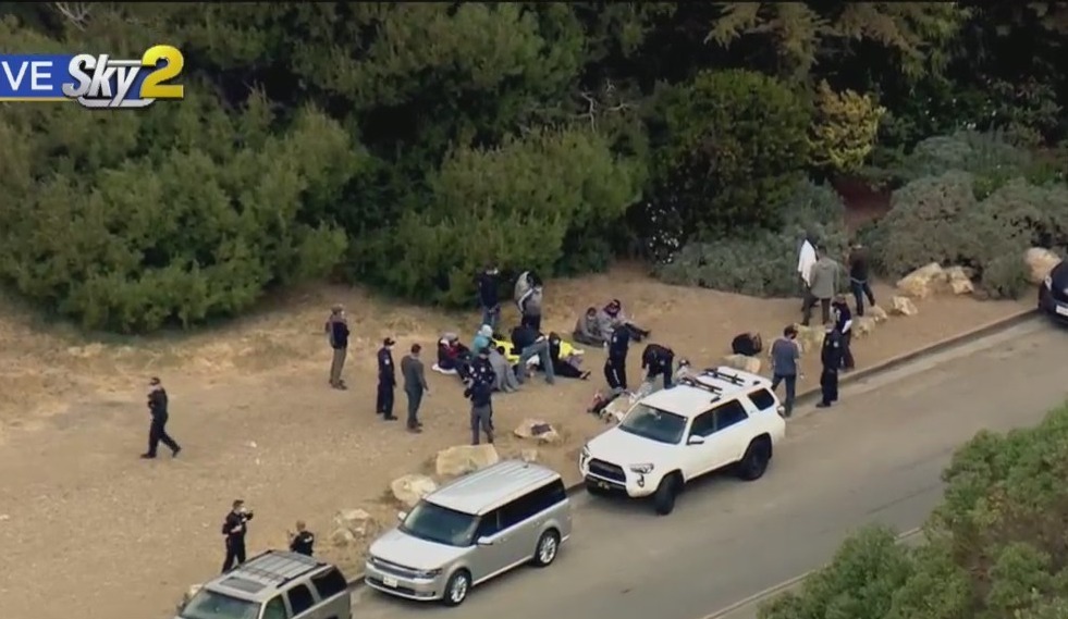 Panga Boat Found Near Rancho Palos Verdes About 10 People Detained Nearby Cbs Los Angeles