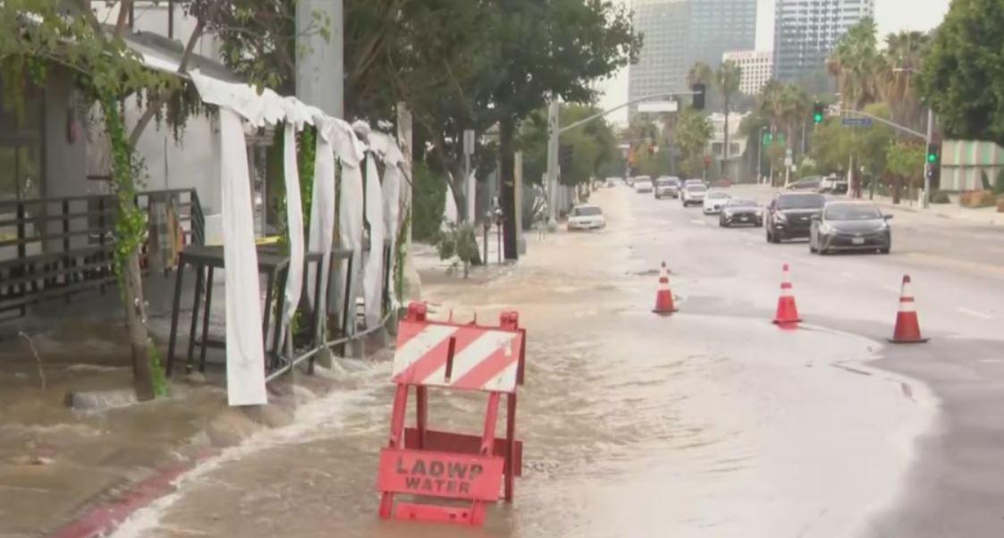Photo of Des ruptures d’eau majeures créent des problèmes à Hollywood Hills, Venise – CBS Los Angeles