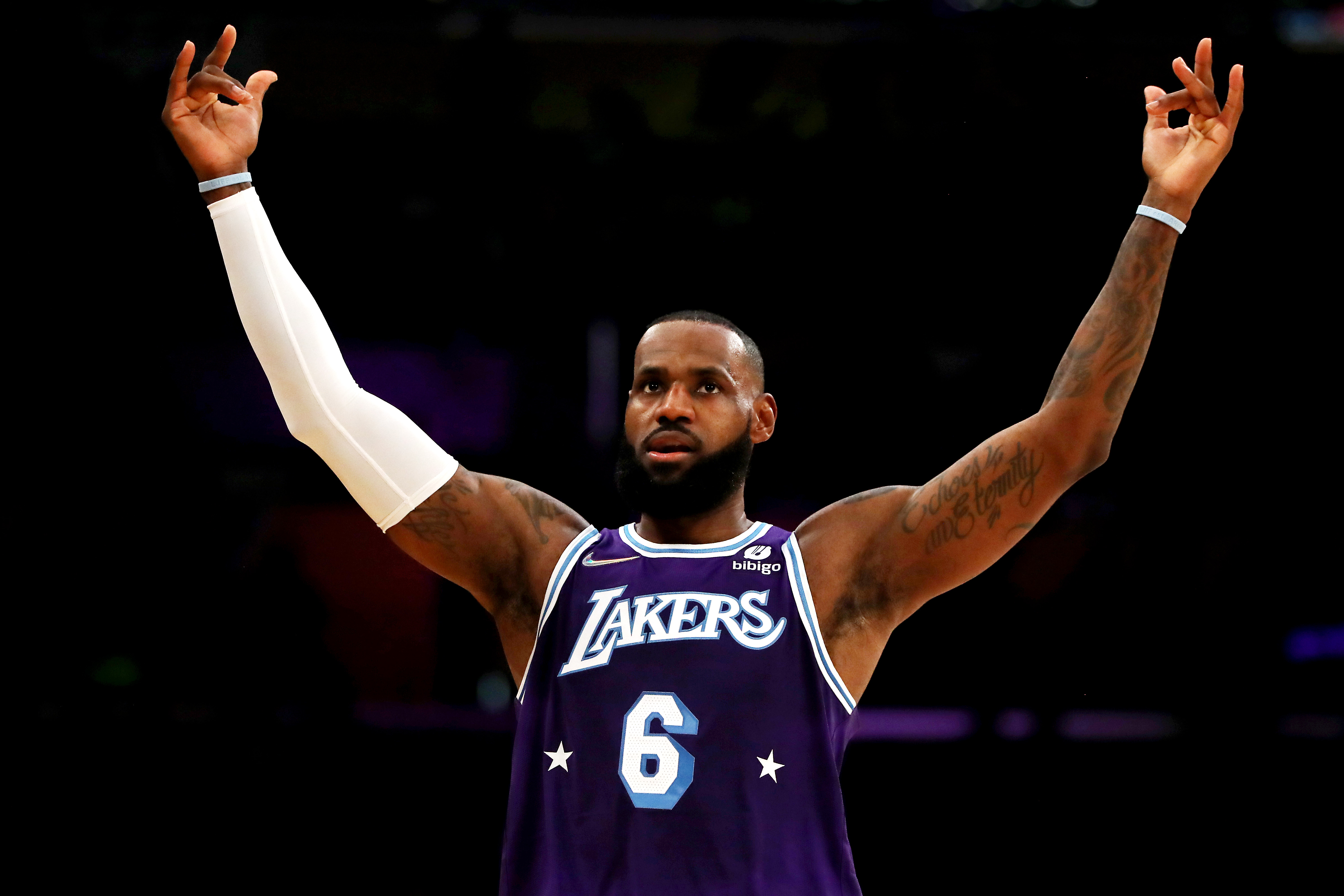 LeBron James Scores Season-High 43, Lakers Beat Trail Blazers