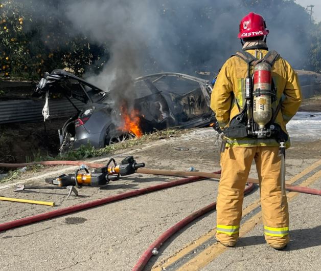 Tesla Sedan Burns For 4 Hours After Crash, Fire Near Fillmore – CBS Los Angeles
